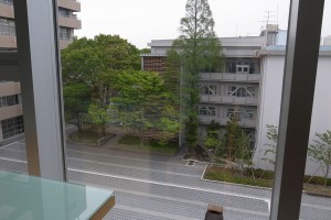 同朋学園大学部附属図書館から